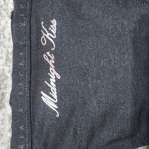 VICTORIA SECRET SILVER SHINE MIDNIGHT KISS BLACK V-STRING PANTY NWOT MEDIUM